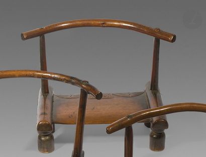 null Une ancienne et belle chaise d’homme à décors gravés sur l’assise.
Dan, RCI
Bois,...