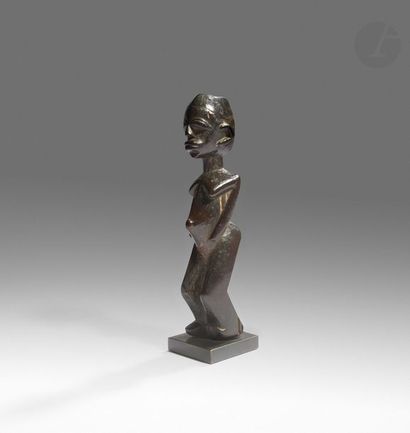 null Une ancienne et jolie statuette bateba, d’un style caractéristique au corps...