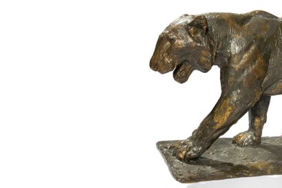 null ROGER GODCHAUX (1878-1958)
Tigresse marchant, épreuve n° 6/10 réalisée en 1931
Sculpture.
Épreuve...