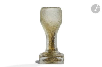 null MAURICE MARINOT (1882-1960)
Sans titre, circa 1923
Vase calice à longue jambe...