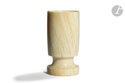 null CHRISTIAN FJERDINGSTAD (1891-1968) 
Vase cylindrique sur piédouche, pièce unique,...