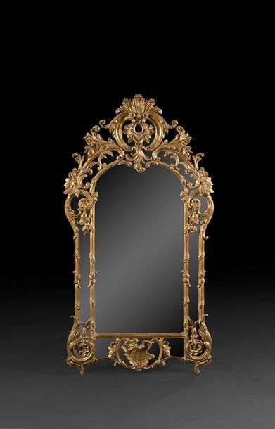 null 
Miroir en bois sculpté et doré à décor ajouré de feuillages, fleurs, rocailles...