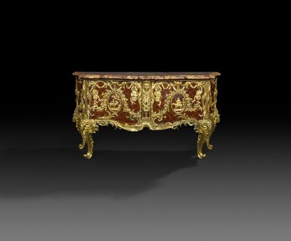 null 
Commode à portes réalisée d’après le médaillier de Louis XV au château de Versailles,...