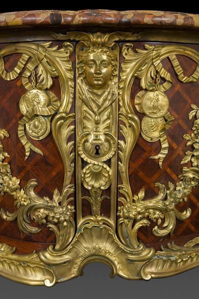 null 
Commode à portes réalisée d’après le médaillier de Louis XV au château de Versailles,...