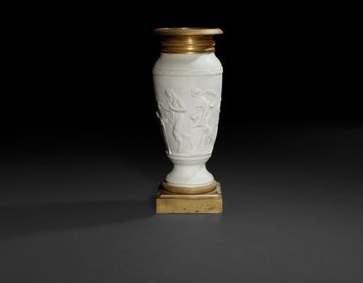 null 
Vase en biscuit de porcelaine à décor en relief de scènes antiques dans le...