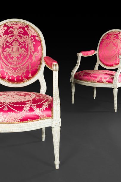null 
Paire de beaux fauteuils en bois peint à dossier plat en médaillon, à deux...