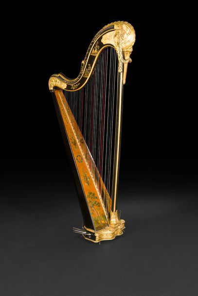 null 
Harpe en vernis parisien et bois doré, à trente-sept cordes et sept pédales...