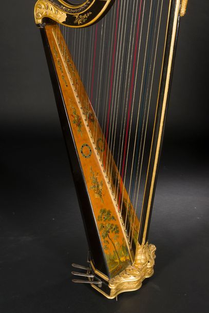 null 
Harpe en vernis parisien et bois doré, à trente-sept cordes et sept pédales...