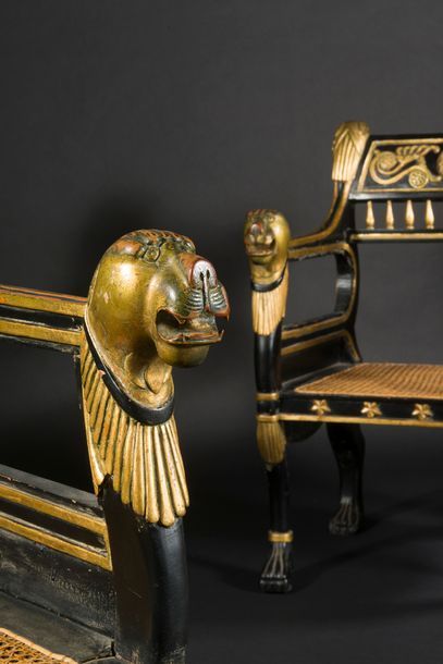 null 
Paire de fauteuils à l’antique en bois noirci et doré à décor de têtes de lion,...