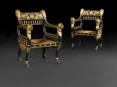 null 
Paire de fauteuils à l’antique en bois noirci et doré à décor de têtes de lion,...
