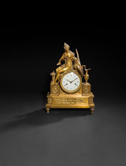 null 
Pendule en bronze doré à décor d’Hébé et l’aigle de Jupiter, avec un vase de...