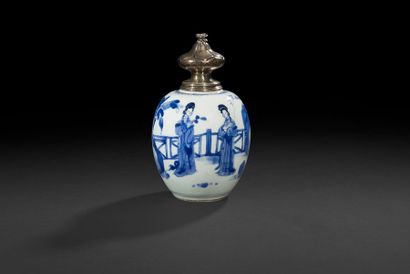 null 
Chine
Vase de forme ovoïde en porcelaine à décor en bleu sous couverte de femmes...