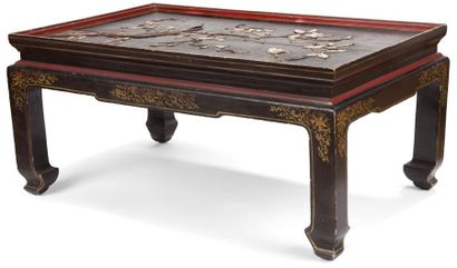 null CHINE - Vers 1900 Table basse en bois laqué noir et rouge, le plateau à décor...