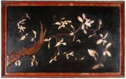 null CHINE - Vers 1900 Table basse en bois laqué noir et rouge, le plateau à décor...