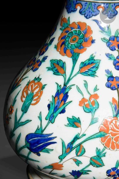 null Vase à décor floral, Turquie ottomane, Iznik, vers 1575
Vase à large col cylindrique...