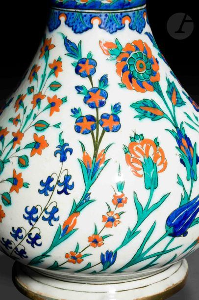 null Vase à décor floral, Turquie ottomane, Iznik, vers 1575
Vase à large col cylindrique...