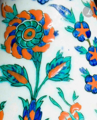 null Vase à décor floral, Turquie ottomane, Iznik, vers 1575
Vase à large col cylindrique...