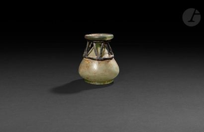null Flacon à décor de chevrons, Proche-Orient, VIIIe - IXe siècle
Flacon en verre...