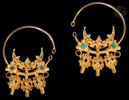 Paire de boucles d’oreilles en or, Iran qâjâr,...