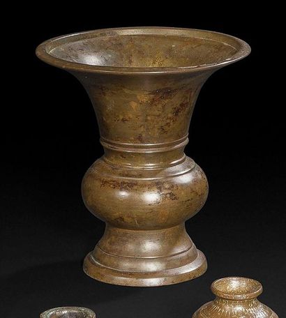 null Ensemble d’objets en bronze, Inde du Nord, Rajasthan, XIXe siècle
- Deux vases...