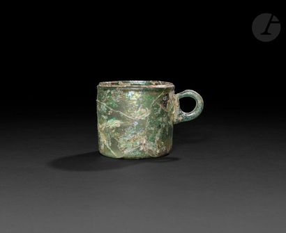 null Gobelet en verre avec anse appliquée, Iran, XIe - XIIe siècle
Gobelet cylindrique...