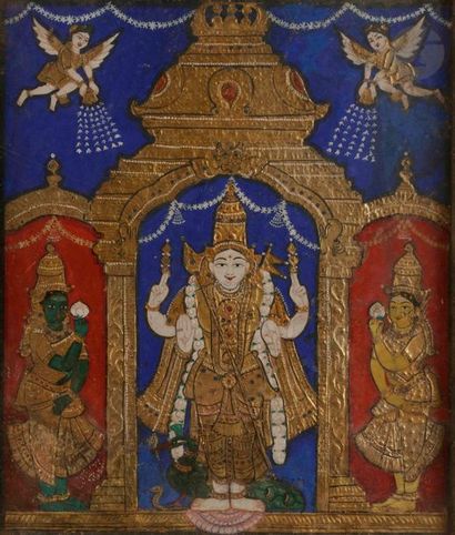La déesse Sarasvati debout dans un temple...