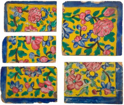 null Composition de roses, Iran qâjâr, seconde moitié du XIXe siècle
Cinq carreaux...