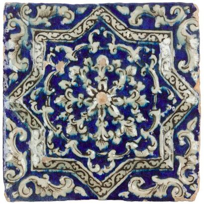 null Trois carreaux à décor étoilé, Iran qâjâr, fin XIXe siècle
Carreaux de format...