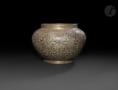 Large vase en laiton incrusté d’argent, Proche-Orient,...