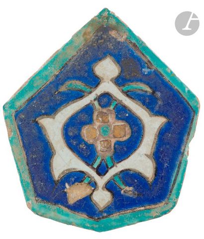 null Deux carreaux hexagonaux à décor polychrome de type cuerda seca, Asie centrale,...