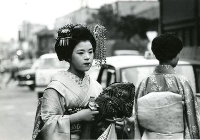 null Linda Troeller (1949)

Japon, c. 1970. 

Geishas. Maquillage. Ikebana. Petits...