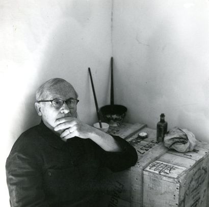 null Photographe non identifié 

Joan Miro dans son atelier, c. 1960.

Épreuve argentique...