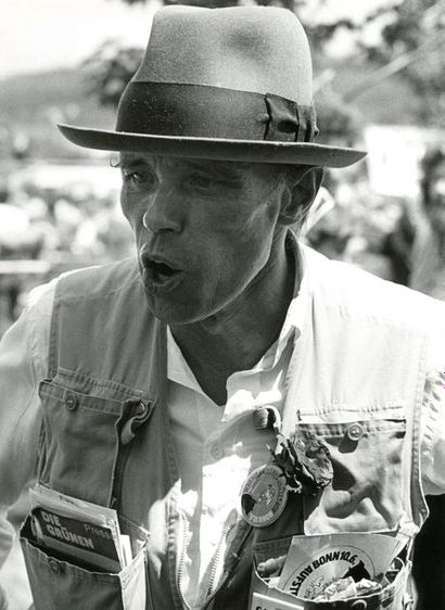 null Dino Fracchia (1950)

Joseph Beuys à Bonn, juin 1982. 

Épreuve argentique d'époque....