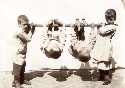 null Photographe non identifié

Jeux d'enfants. Cochons pendus, c. 1880.

Épreuves...