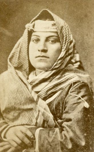 null A. C. Gomes (act. 1869-1917)

Femmes d'Aden, c. 1870.

Trois (3) épreuves sur...