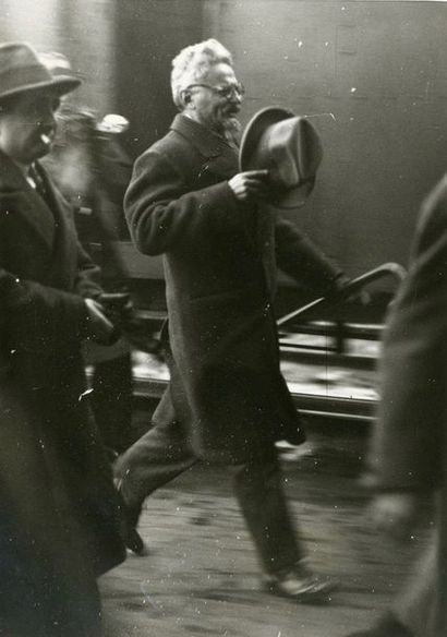 null Photographe non identifié

Léon Trotsky , 1933.

Épreuve argentique d'époque....