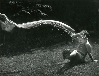 null Leslie Sansom 

Enfant au seau d'eau, c. 1960. 

Épreuve argentique d'époque....