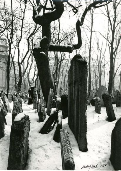 null Jindrich Brok (1912-1996)

Le cimetière juif de Prague sous la neige, 1959....