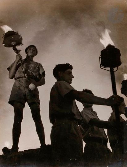 null [PHOTOGRAPHIE] 
Attribuée à Tim GIDAL (1909-1996) 
L’allumage des torches. 
Épreuve...