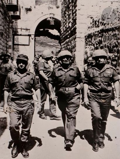 null [PHOTOGRAPHIES] 
David RUBINGER (1924-2017) 
Soldats libérant le mur des lamentations...