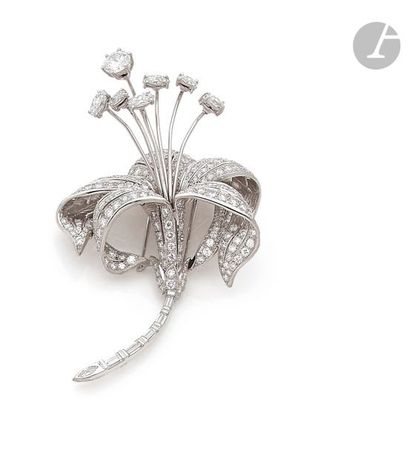 null Broche-clip en or gris 18K (750) dessinant une fleur, les pétales sertis de...