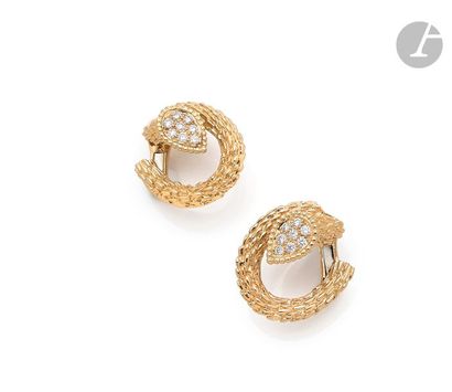 null BOUCHERON. Paire de clips d’oreilles en or 18K (750) texturé, modèle Serpent...