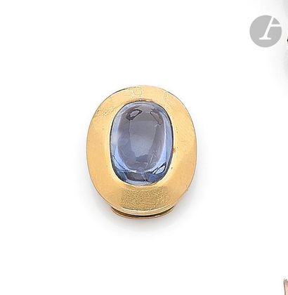 null Bouton de forme ovale en or 18K (750), orné d’un saphir cabochon. Dimensions...