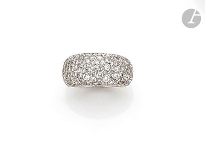 null Bague bandeau en or gris 18K (750) pavée de diamants ronds. Tour de doigt :...