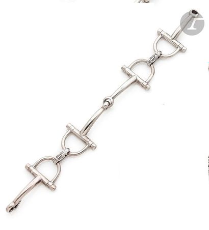 null HERMÈS. Bracelet en argent, modèle Mors de cheval. Signé. Dans son écrin. Longueur...