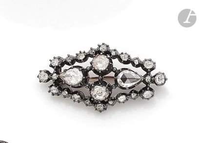 null Broche de forme losangique en argent, sertie de diamants taillés en roses. Travail...