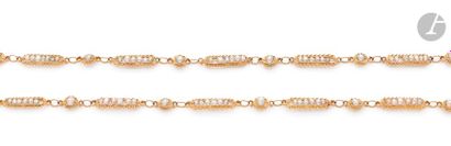 null Sautoir en or 18K (750) composé de maillons cousus de petites perles (non testées)....