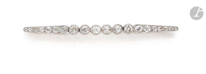 null Broche-barrette en or gris 18K (750), ornée de 6 diamants de taille ancienne...
