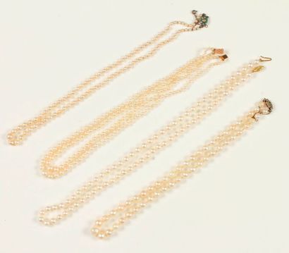null Lot de 4 colliers de perles de culture dont deux avec des fermoirs en or 18K...