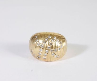 null Bague bombée en or 18K (750) guilloché, sertie de diamants aux initiales YR....